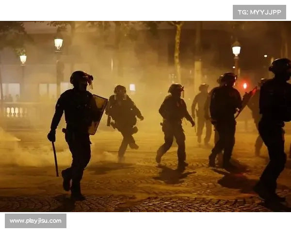 巴黎欧冠夺冠庆祝活动引发骚乱 警方逮捕32名嫌疑人维持秩序 巴黎欧冠夺冠庆祝活动引发骚乱 警方逮捕32名嫌疑人维持秩序